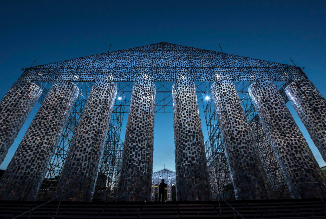 Γερμανία: Κατεδαφίζουν τον Παρθενώνα με τα βιβλία στο Κάσελ (φωτό)