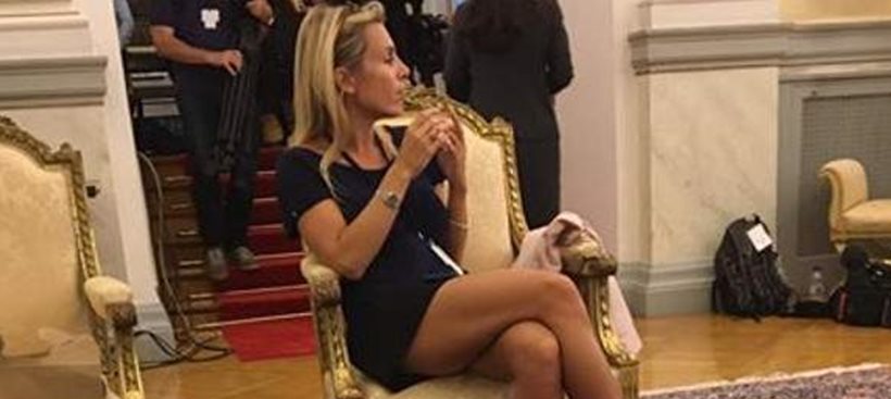 Προεδρικό Μέγαρο: Γαλλίδα δημοσιογράφος «κέρδισε» τις εντυπώσεις με το…σταυροπόδι της (φωτό)