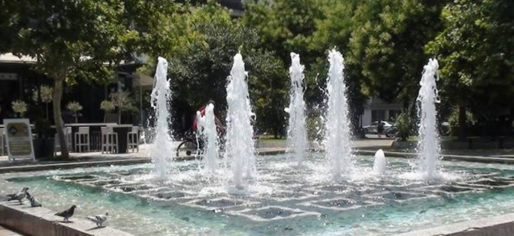 Χανιά: 3 γυναίκες Ρομά έκαναν μπάνιο γυμνές σε συντριβάνι στο κέντρο της πόλης