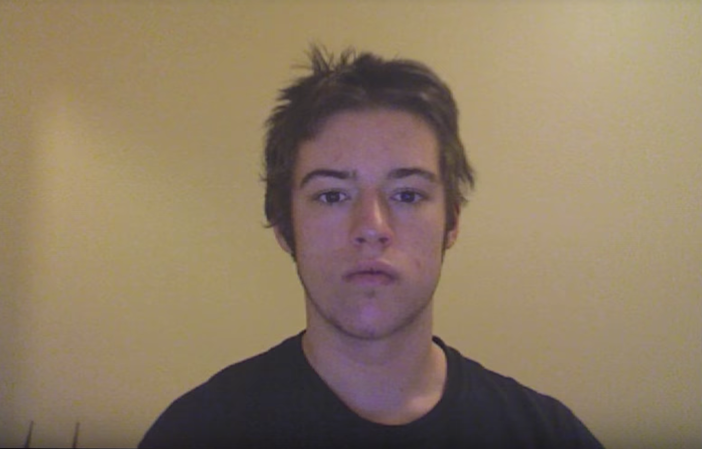 Αυτός ο νεαρός έβγαζε καθημερινά selfie επί 9 χρόνια μέχρι τη μέρα που παντρεύτηκε (βίντεο)