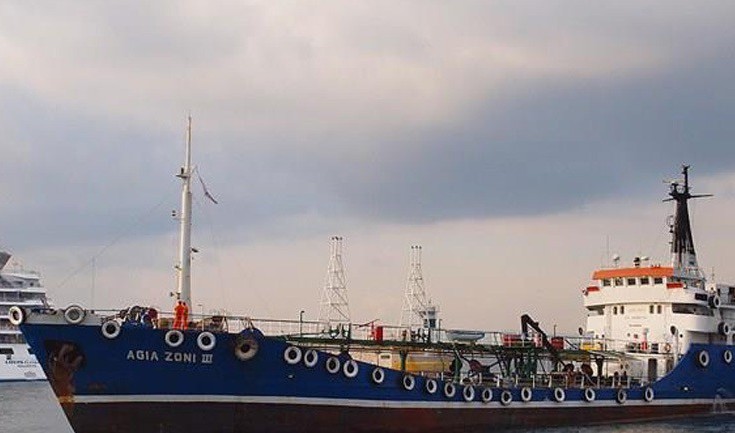 Άγνωστα τα αίτια της βύθισης δεξαμενόπλοιου στον Σαρωνικό Κόλπο