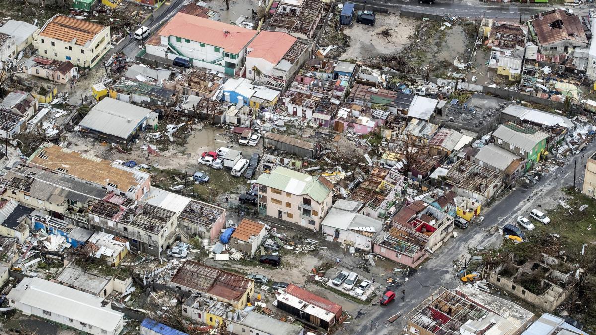 Έφτασε στο Μαϊάμι ο τυφώνας Ίρμα – Αναμένονται τεράστιες υλικές καταστροφές (βίντεο)