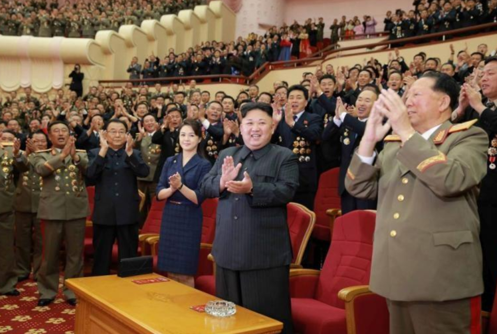 Η σύζυγος του Κιμ Γιονγκ Ούν χειροκροτεί την πυρηνική δοκιμή (φωτό)