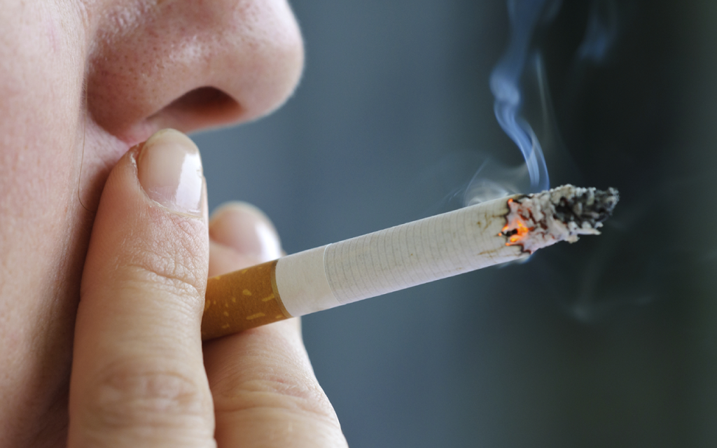 Πως να «διώξετε» τη μυρωδιά του τσιγάρου από το σπίτι και να καθαρίσετε την ατμόσφαιρα