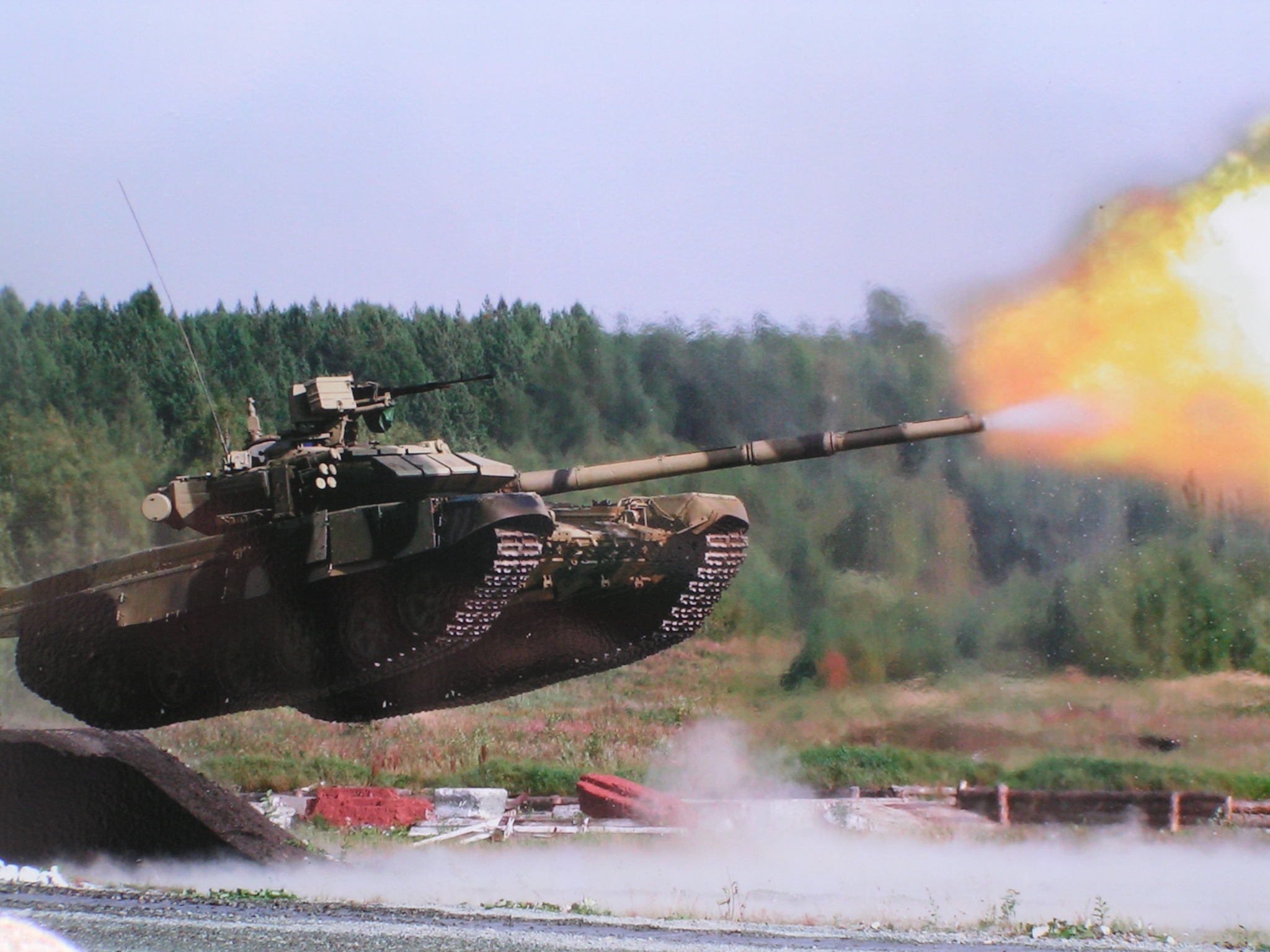 10 Σεπτεμβρίου: Η Ρωσία τιμά το προσωπικό των τεθωρακισμένων της- Τ-90 σε «δράση» (βίντεο)