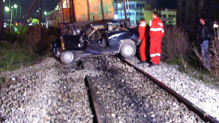 Τραγωδία στη Βέροια: Αυτοκίνητο συγκρούστηκε με αμαξοστοιχία –  Μάχη για την ζωή του δίνει ο οδηγός