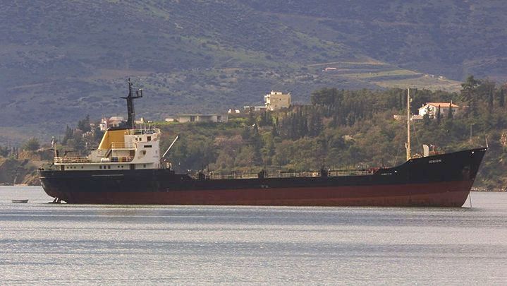 Σε επιφυλακή η Περιφέρεια Αττικής για τη ρύπανση στον Σαρωνικό από το δεξαμενόπλοιο που βυθίστηκε