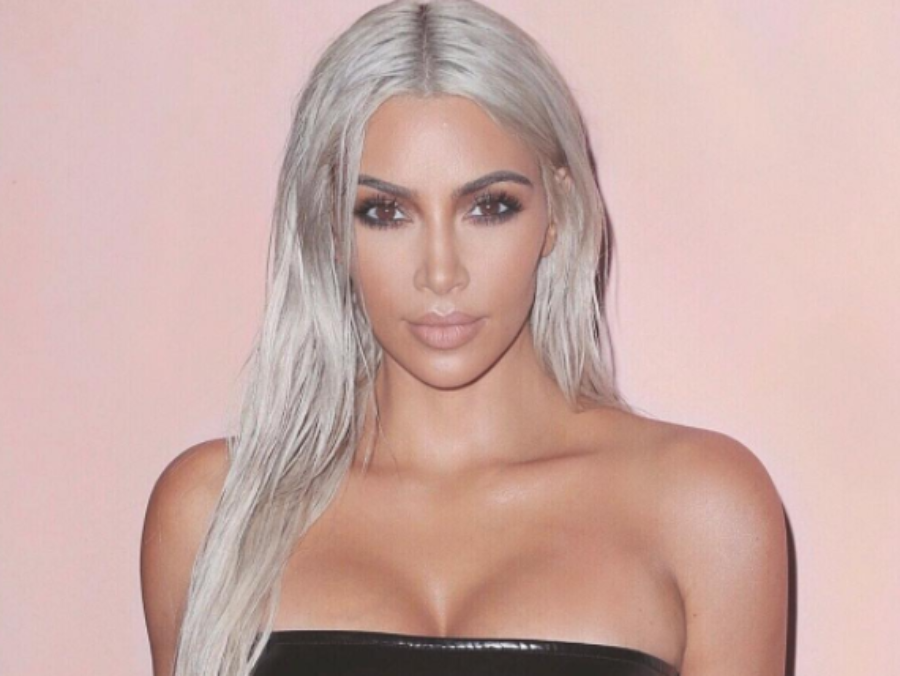 Οι εμφανίσεις της Kim Kardashian με blone silver μαλλιά ενθουσιάζουν (φωτό)