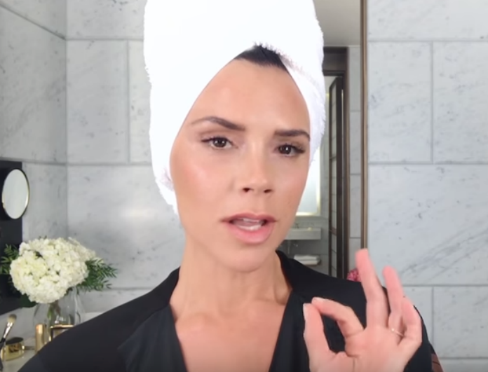 Η Victoria Beckham δείχνει βήμα προς βήμα το αγαπημένο της μακιγιάζ (βίντεο)