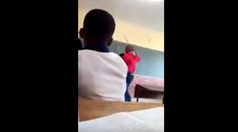 Σοκ: Δάσκαλος χτυπά μαθήτρια με βέργα και οι συμμαθητές της… γελούν (βίντεο)