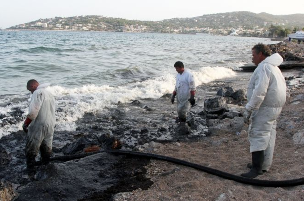 Σαρωνικός: Τεράστια οικολογική ρύπανση μετά τη βύθιση του δεξαμενόπλοιου – Φόβοι για επέκταση του μαζούτ 