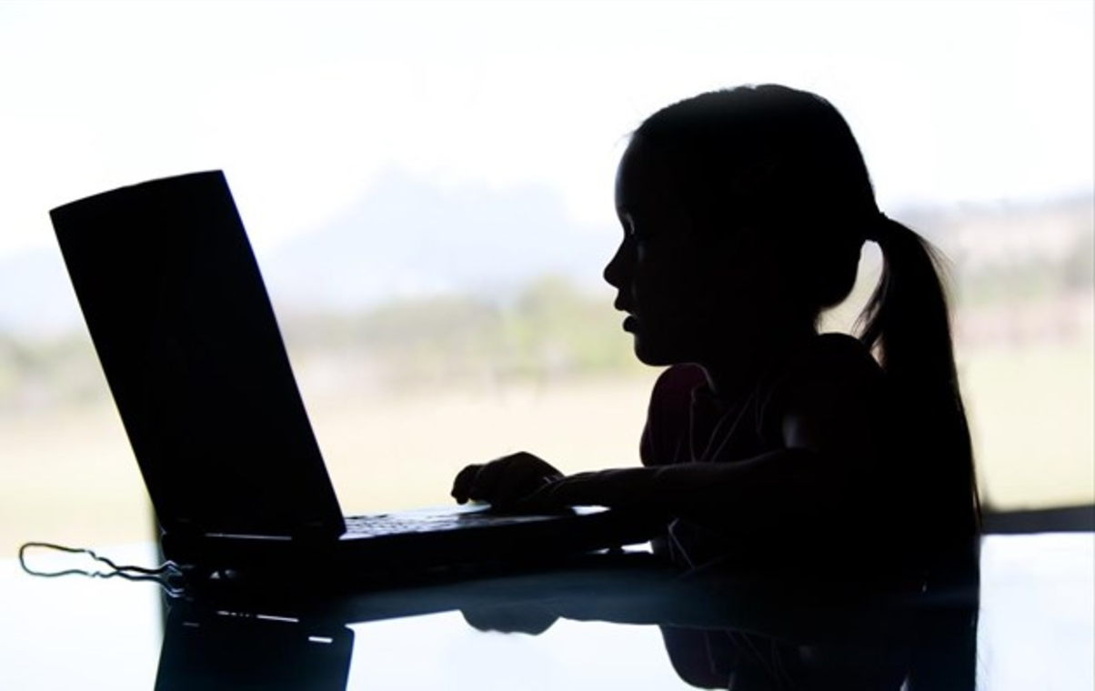 Πόσο χρόνο θα πρέπει να περνούν καθημερινά τα παιδιά στο διαδίκτυο;