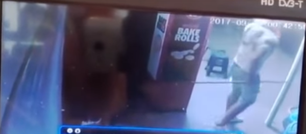 Κάμερα στα Χανιά καταγράφει ληστή που κλέβει… πατατάκια και κρουασάν (βίντεο)