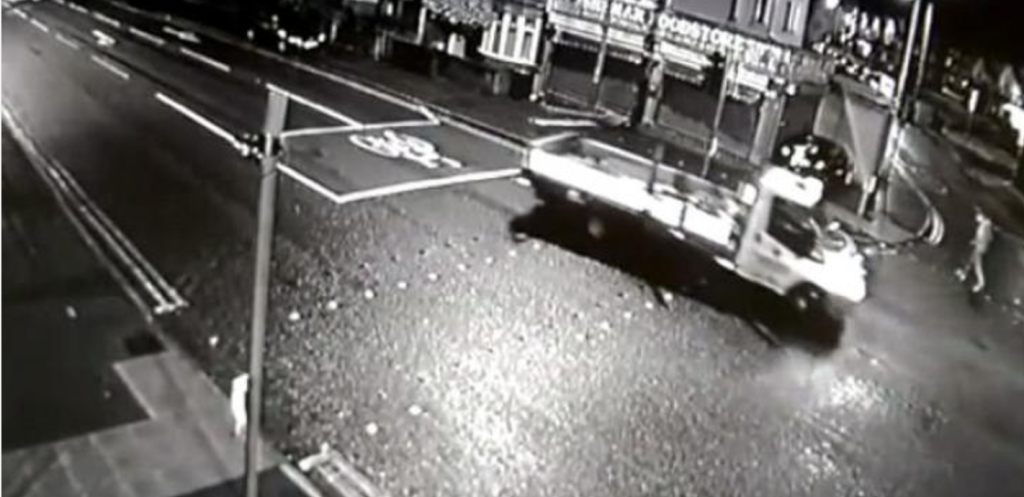 Φορτηγό έπεσε μέσα σε κομμωτήριο και έσπασε τα πάντα (φωτό,βίντεο)