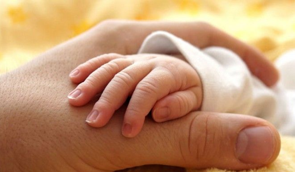 Ανήλικοι γονείς εγκατέλειψαν 2 μωρά σε διαμέρισμα στο Περιστέρι