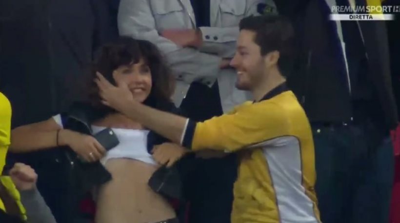 Βίντεο: Γυναίκα ήθελε να δείξει το στήθος της στην κάμερα στον αγώνα Τότεναμ-Ντόρτμουντ (βίντεο)