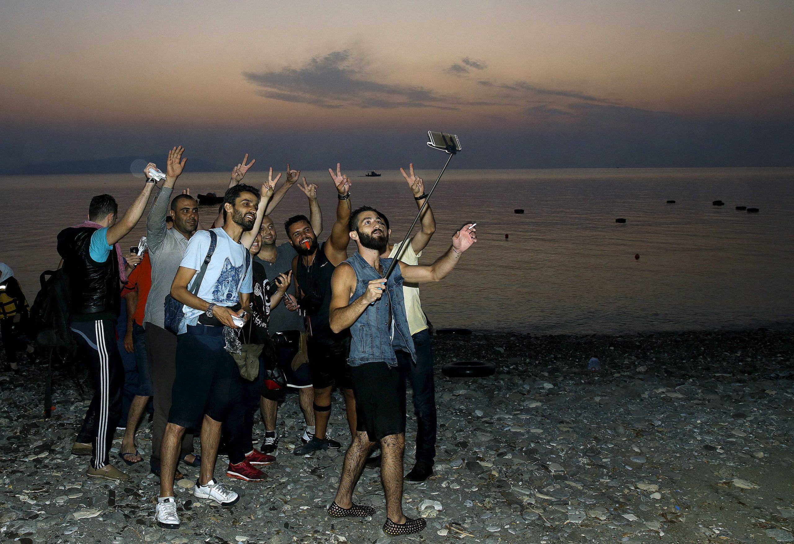 Χιλιάδες «πρόσφυγες» κατακλύσουν τις Ευρωπαϊκές ακτές με ιδιωτικά γιοτ και… iphone (φωτό)