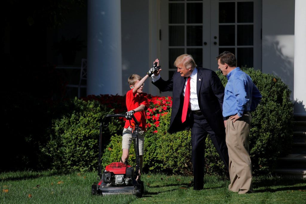 ΗΠΑ: 11χρονος θαυμαστής του Ντ. Τραμπ έγινε κηπουρός του Λευκού Οίκου για μια μέρα! (φωτό)