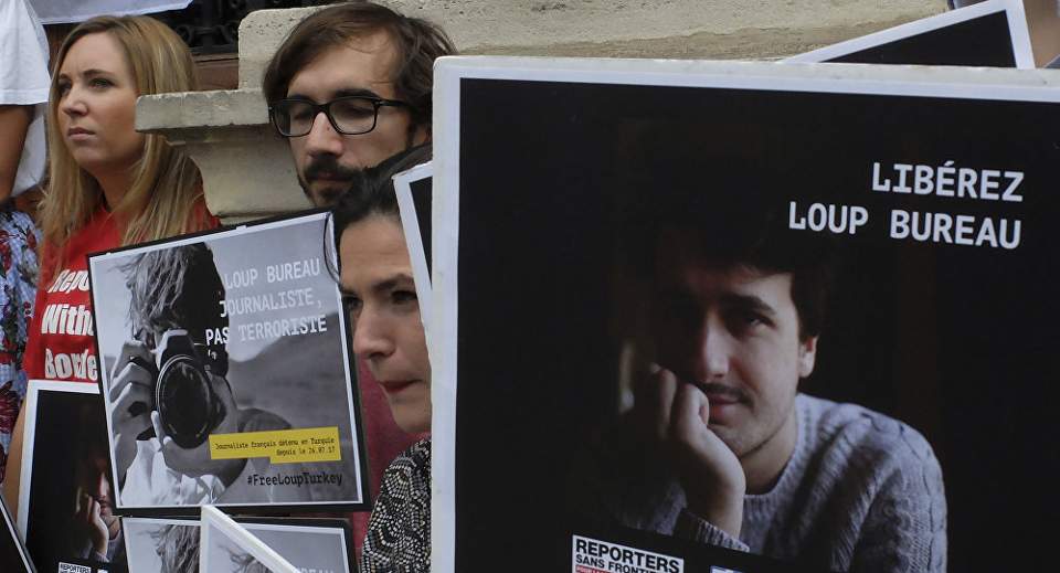 Αφέθηκε ελεύθερος και θα απελαθεί από την Τουρκία ο Γάλλος δημοσιογράφος Λου Μπιρό