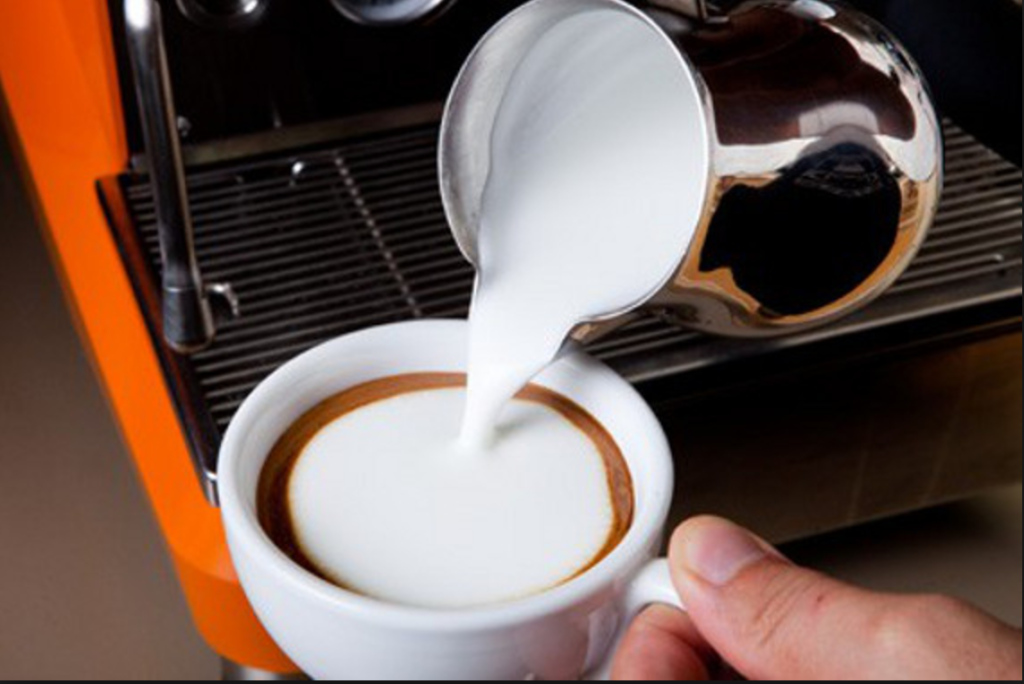 3 λόγοι που δεν πρέπει να πίνετε καφέ με γάλα