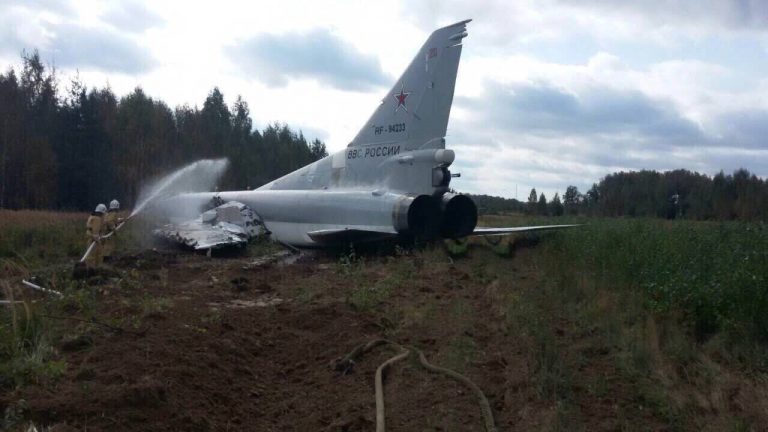 Ατύχημα με ρωσικό βομβαρδιστικό TU-22M3 – Βγήκε εκτός αεροδιαδρόμου και υπέστη ανεπανόρθωτες ζημιές (φωτό, βίντεο)