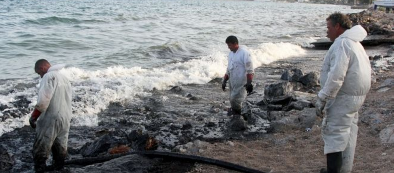 Ανεξέλεγκτη η ρύπανση των υδάτων: Μαύρες οι ακτές της Αττικής και καύσωνας το Σαββατοκύριακο (βίντεο)