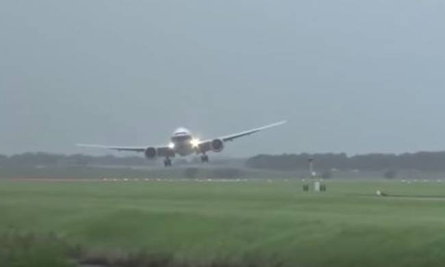 Βίντεο: Προσπάθεια προσγείωσης αεροπλάνου μέσα σε ισχυρούς ανέμους!