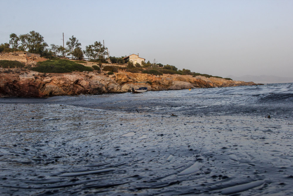 Κίνδυνος για την υγεία και όσων απλώς περπατούν στις παραλίες που έχουν ρυπανθεί, λέει καθηγητής τοξικολογίας