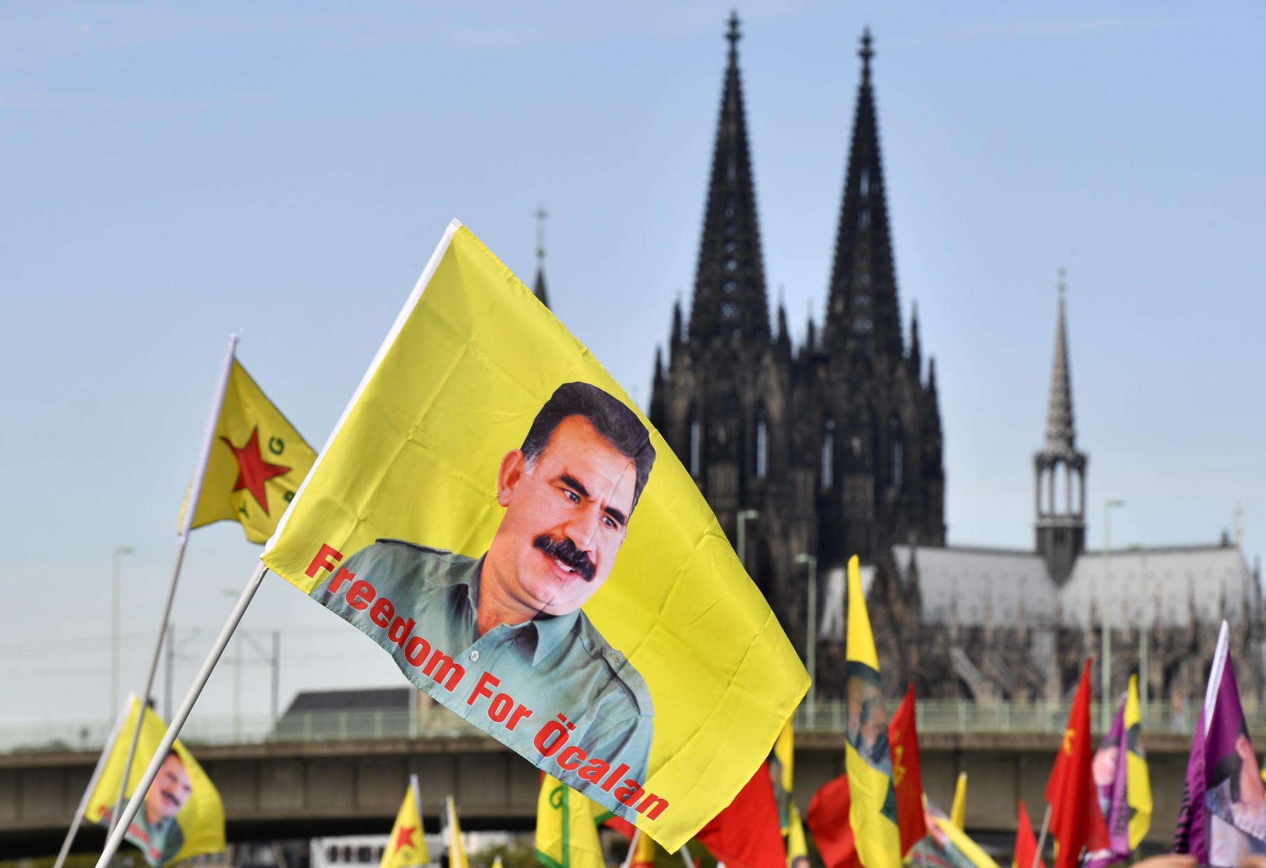 Συγκέντρωση Κούρδων στην Κολωνία βάζει «φωτιά» στις τεταμένες σχέσεις Γερμανίας και Τουρκίας