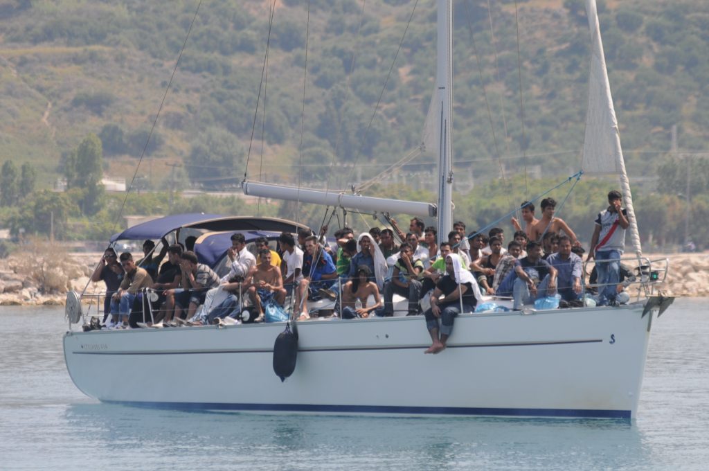 Λιβύη: «Μπλόκο» της ακτοφυλακής σε πλοιάριο με… 1.074 «πρόσφυγες»