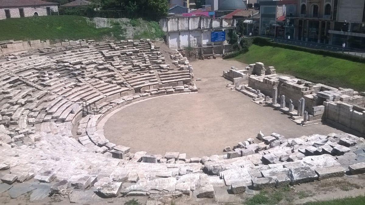 Τουρίστρια αποφάσισε να πάρει για σουβενίρ μια…πέτρα από το αρχαίο θέατρο της Λάρισας