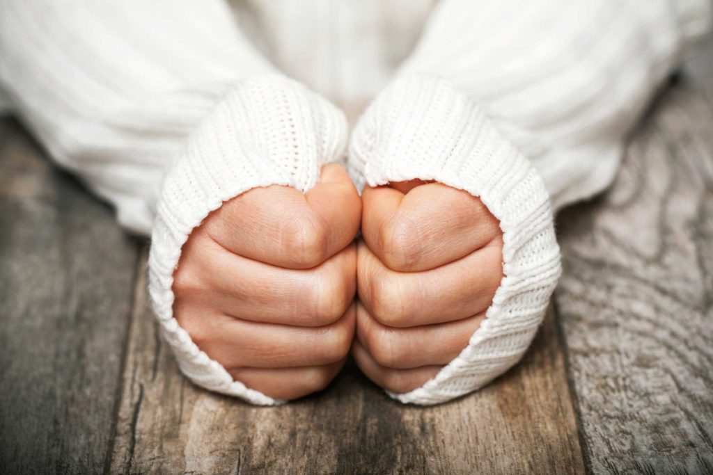 Κρύα χέρια: Οι πιθανές σοβαρές αιτίες και πότε πρέπει να αρχίσετε να ανησυχείτε
