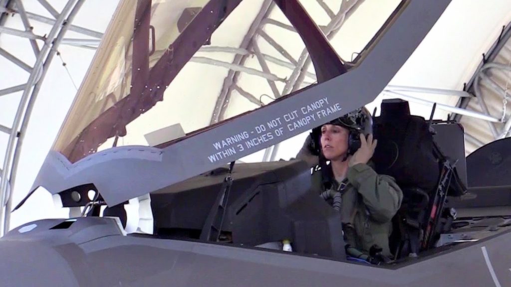 Βίντεο: Η πρώτη γυναίκα πιλότος σε F-35