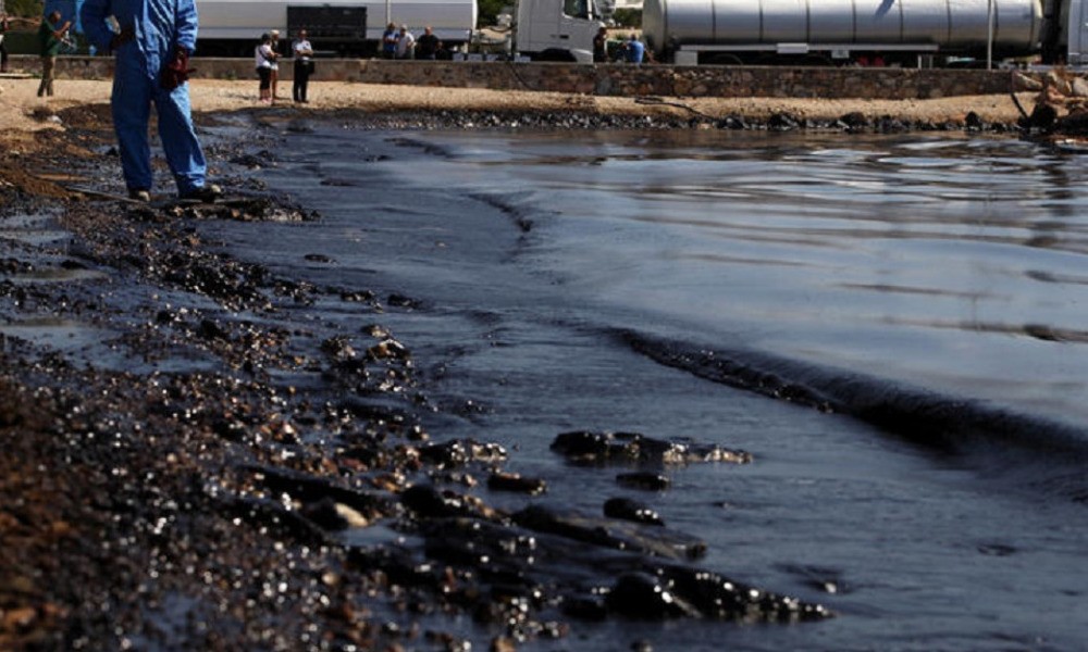 Πετρελαιοκηλίδα στον Σαρωνικό: Καθάρισε η επιφάνεια – Γεμάτος μαζούτ ο βυθός της θάλασσας (βίντεο)