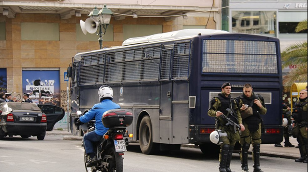 Αθήνα: Φεύγουν οι κλούβες των ΜΑΤ από το κέντρο και έρχονται 21 νέα λεωφορεία