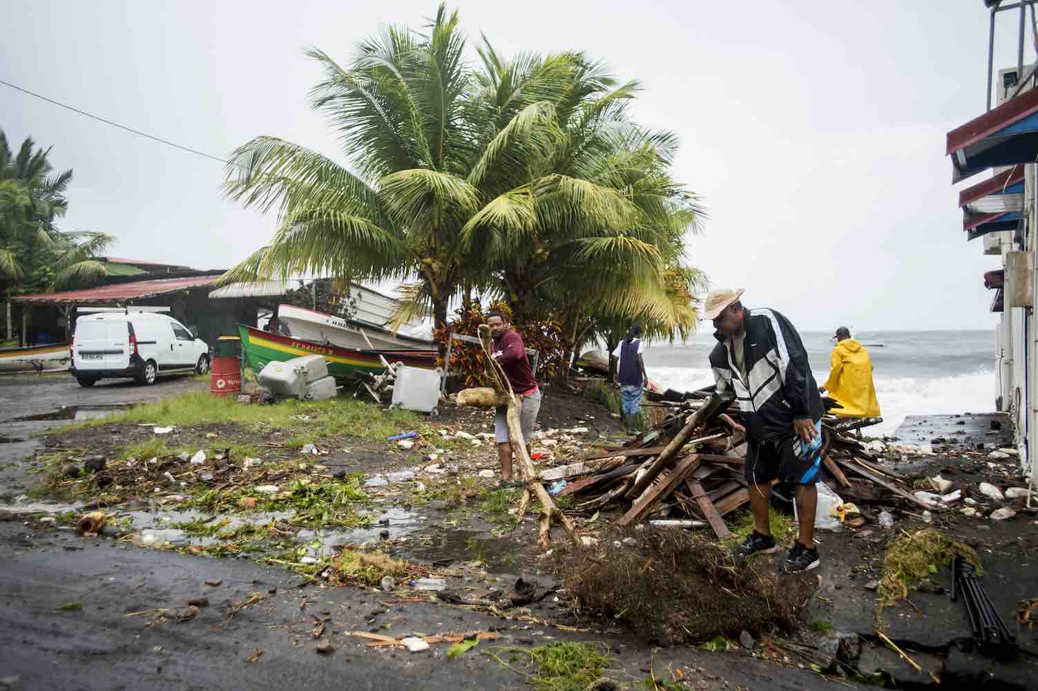 Εικόνες αποκάλυψης στην Δομινίκα από τον κυκλώνα Μαρία – 15 νεκροί, ακόμα και ο Πρωθυπουργός έμεινε άστεγος (βίντεο)