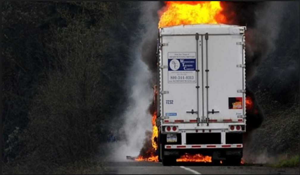Στις φλόγες φορτηγό που κινούνταν στην ΠΑΘΕ – Σώος ο αδηγός