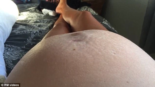 Εγκυμονούσα κατέγραψε τη στιγμή που το μωρό της κλωτσάει – Το βίντεο έκανε το γύρο του διαδικτύου