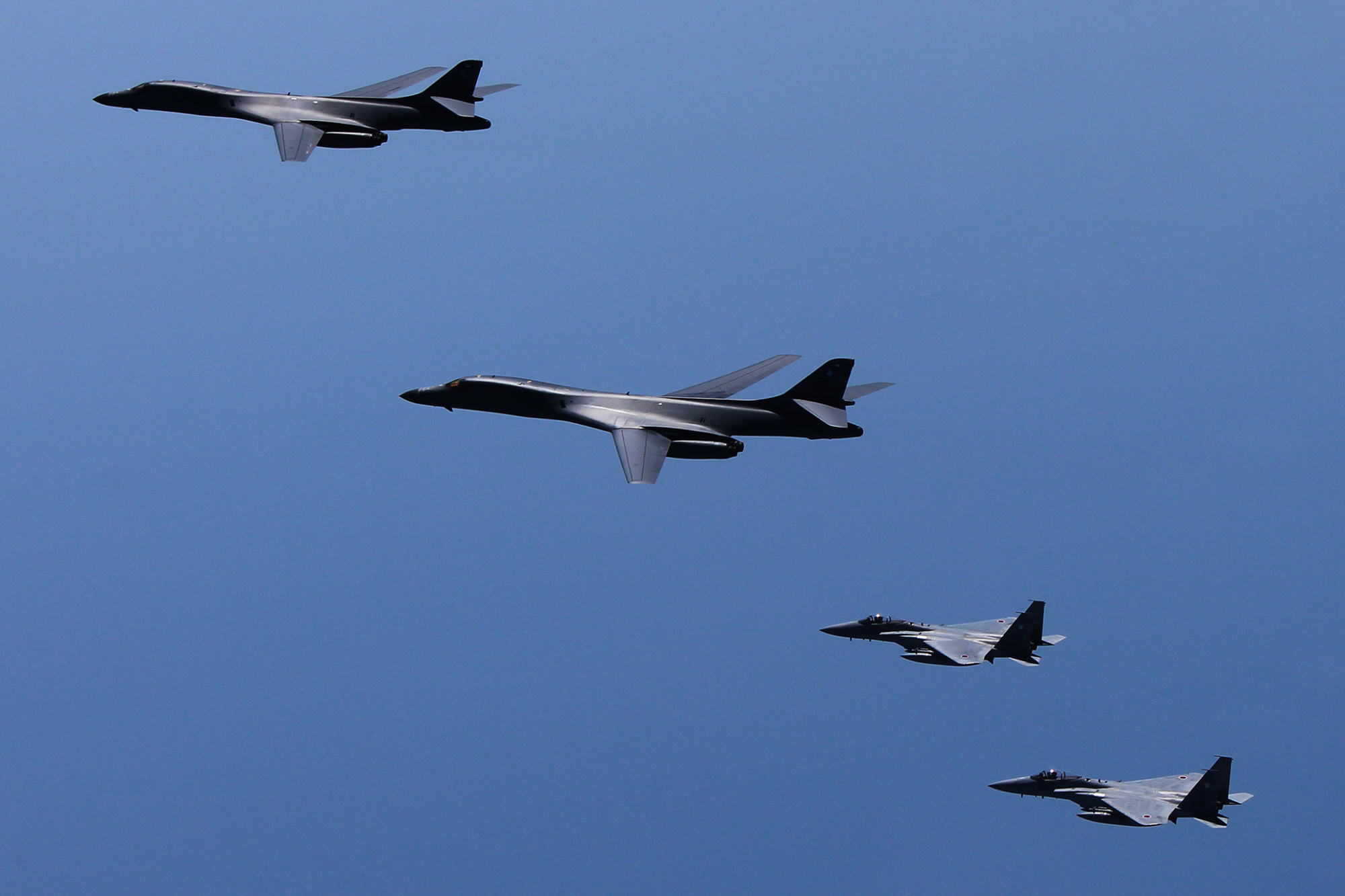 ΕΚΤΑΚΤΟ: Βομβαρδιστικά και μαχητικά των ΗΠΑ έξω από τις ακτές της Βόρειας Κορέας: «Σαφές μήνυμα» λέει  το Πεντάγωνο