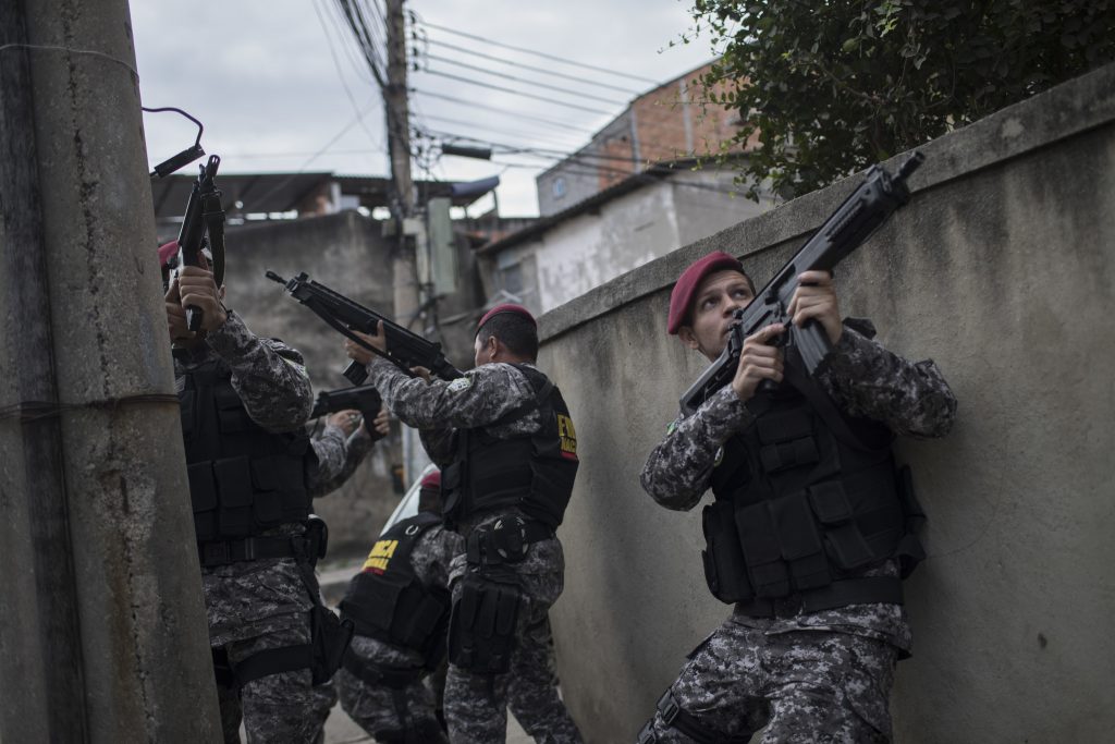 Βραζιλία: Ανάπτυξη στρατιωτικών δυνάμεων στη φαβέλα Ροσίνια- Εκτός ελέγχου λόγω πολέμου συμμοριών (βίντεο)