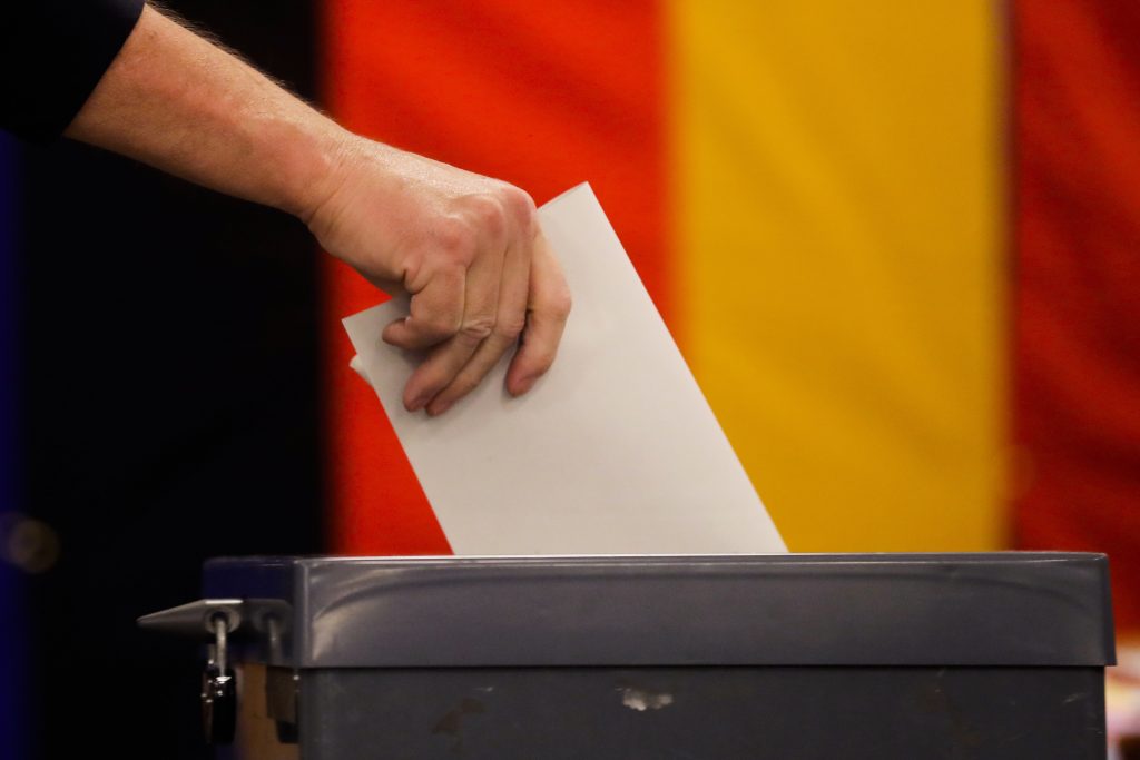 To δεξιό AfD παίρνει 1 στους 4 ψηφοφόρους της Μέρκελ και μπαίνει πανηγυρικά στην Βουλή CDU: 32,5% – SPD 20% – AfD: 13,5%