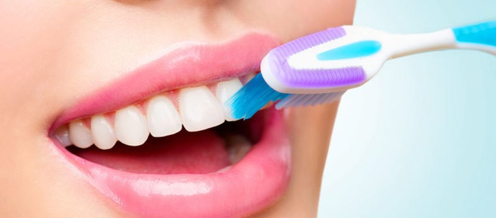 Πώς συνδέεται το βούρτσισμα των δοντιών με τον καρκίνο του εντέρου