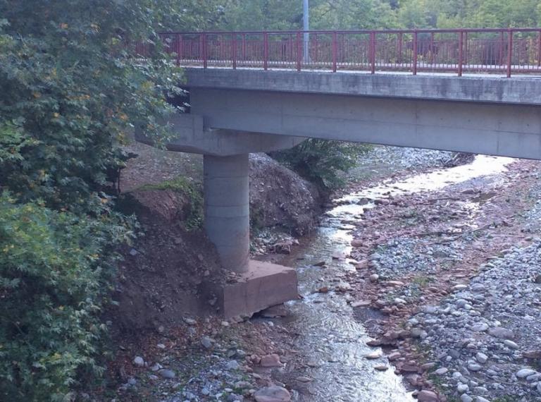 «Αιωρείται» η γέφυρα «Κουκουράβα» στην Καλαμπάκα – Κίνδυνος για κατάρρευση (φωτό)