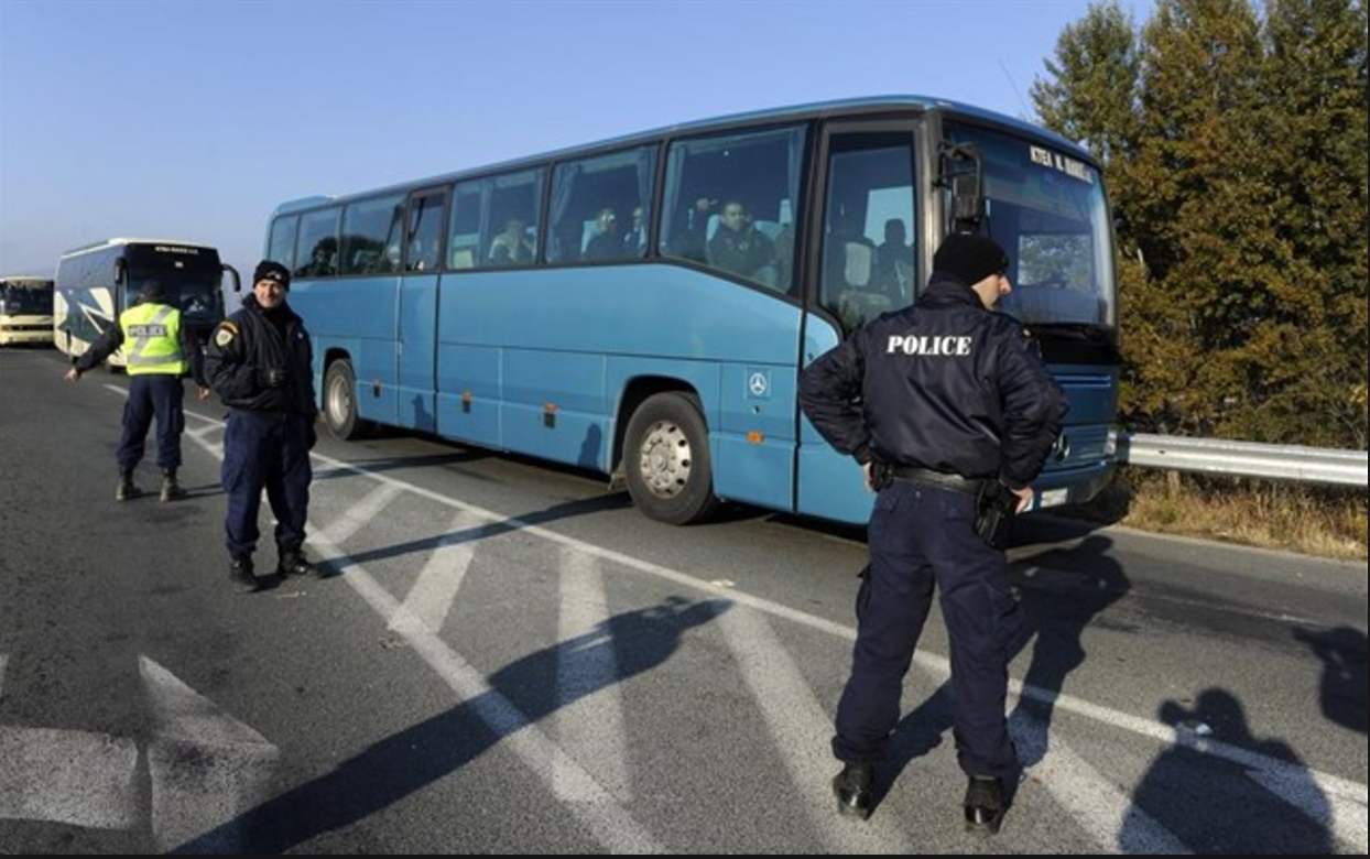 Λεωφορείο με προορισμό τη Θεσσαλονίκη μετέφερε 45 παράνομους μετανάστες