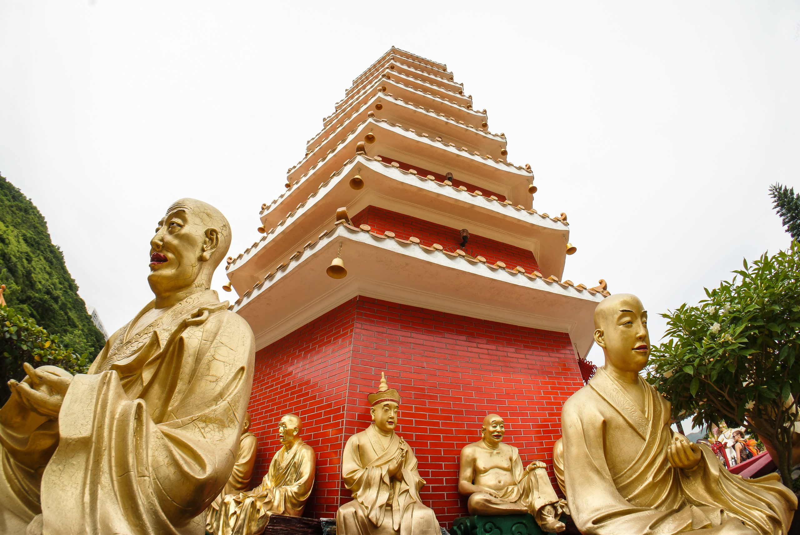 Χονγκ Κονγκ: Το «Μοναστήρι των 10.000 Βούδων» με τα αμέτρητα χρυσά αγάλματα (φωτό)