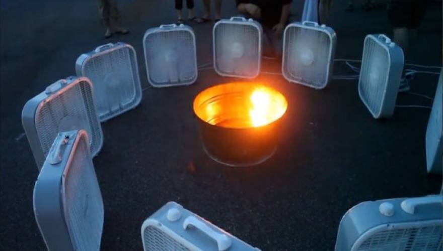 Βίντεο: «Δημιούργησαν» ανεμοστρόβιλο φωτιάς με… 12 ανεμιστήρες!