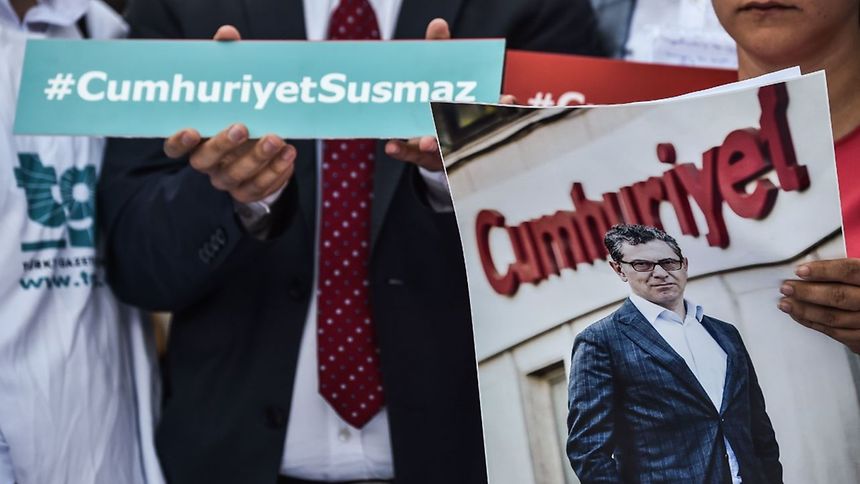 Τουρκία: Ελεύθερος δημοσιογράφος μετά από 11 μήνες κράτησης ως φερόμενος «τρομοκράτης» (φωτό, βίντεο)