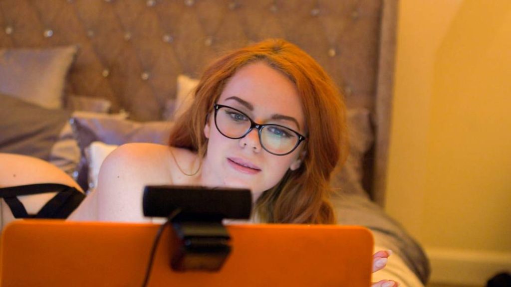 Ella Hughes: Η 22χρονη φοιτήτρια Νομικής που τα παράτησε όλα για να γίνει πρωταγωνίστρια ερωτικών ταινιών (φωτό)