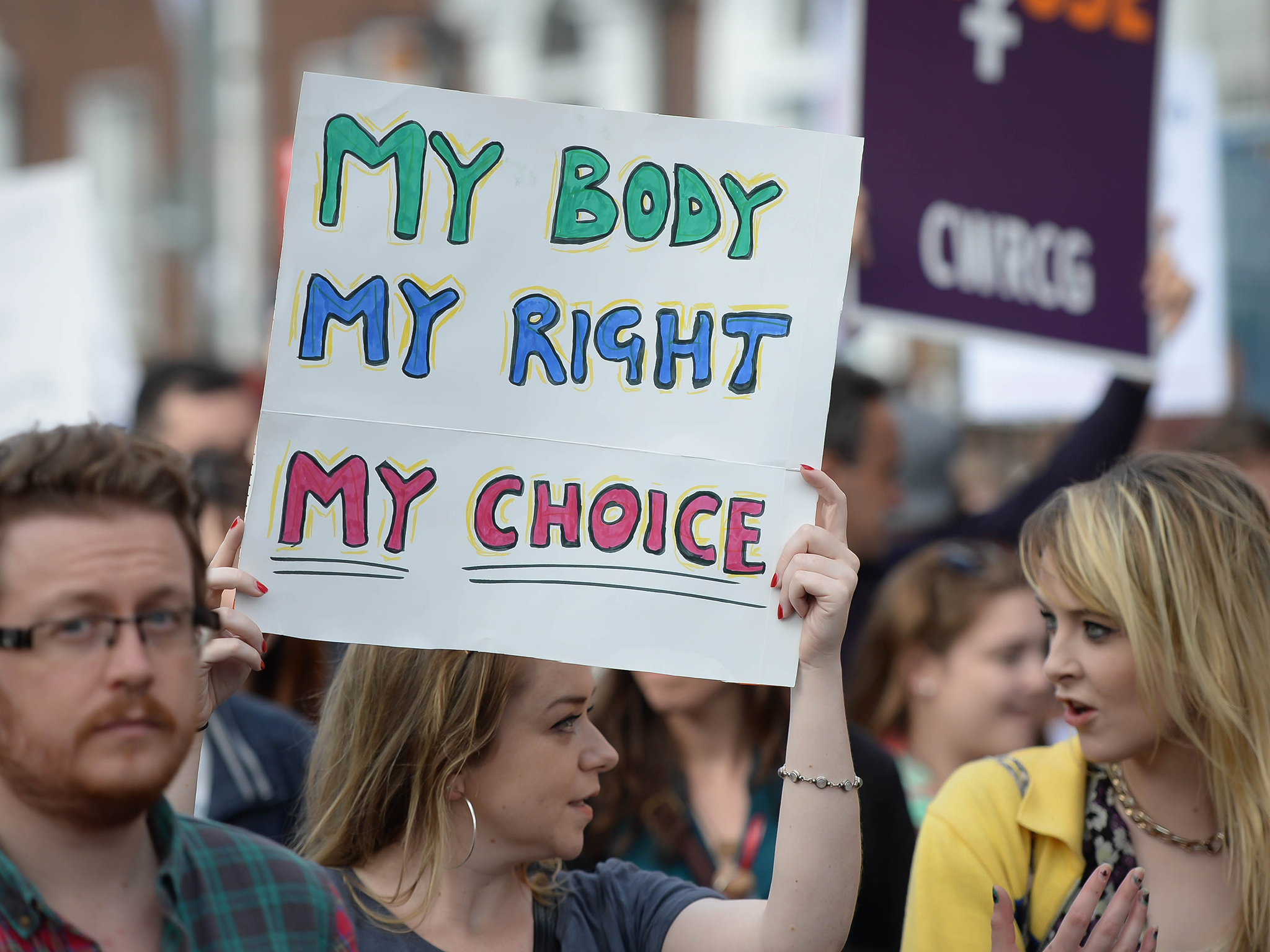 Ιρλανδία: Εντός του 2018 το δημοψήφισμα για την νομιμοποίηση των αμβλώσεων