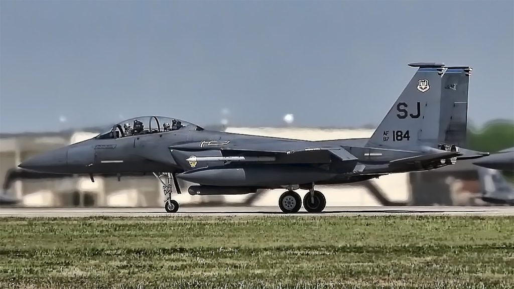 Βίντεο: Έλεγχος πριν την απογείωση για μαχητικά F-15E Strike Eagle της USAF